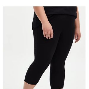NWT torrid black capri leggings with ruched side.